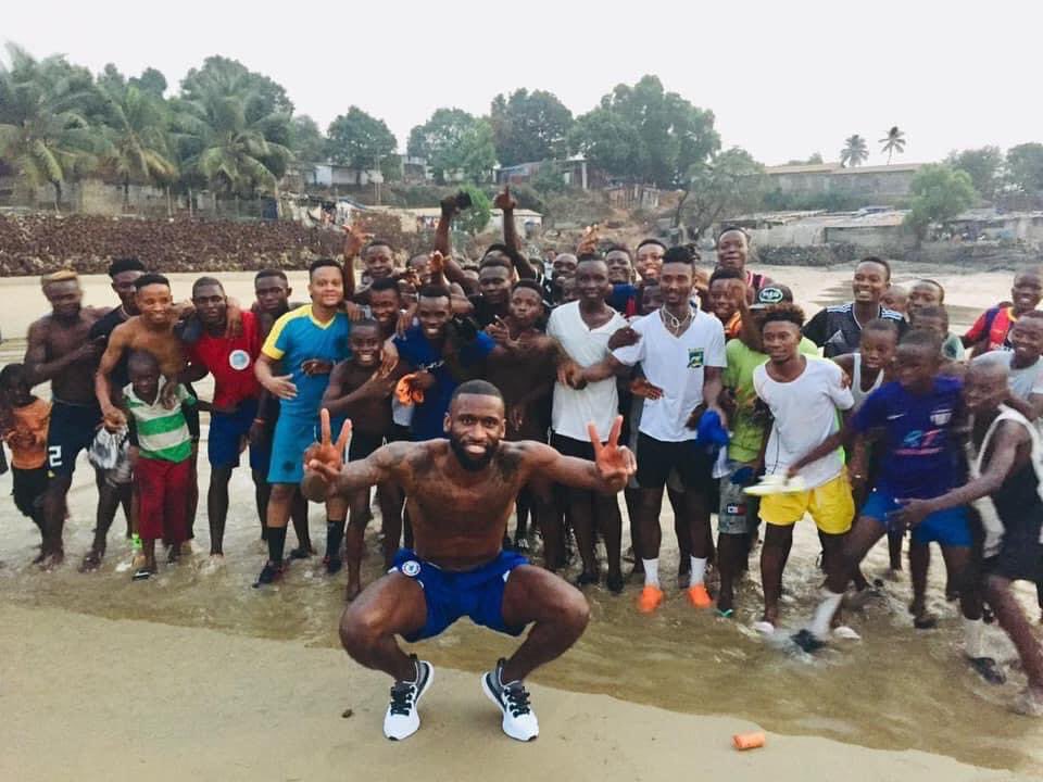 FrankKhalidUK's tweet photo. Antonio Rüdiger with some fans at the beach in Sierra Leone. https://t.co/dFpKN24s79