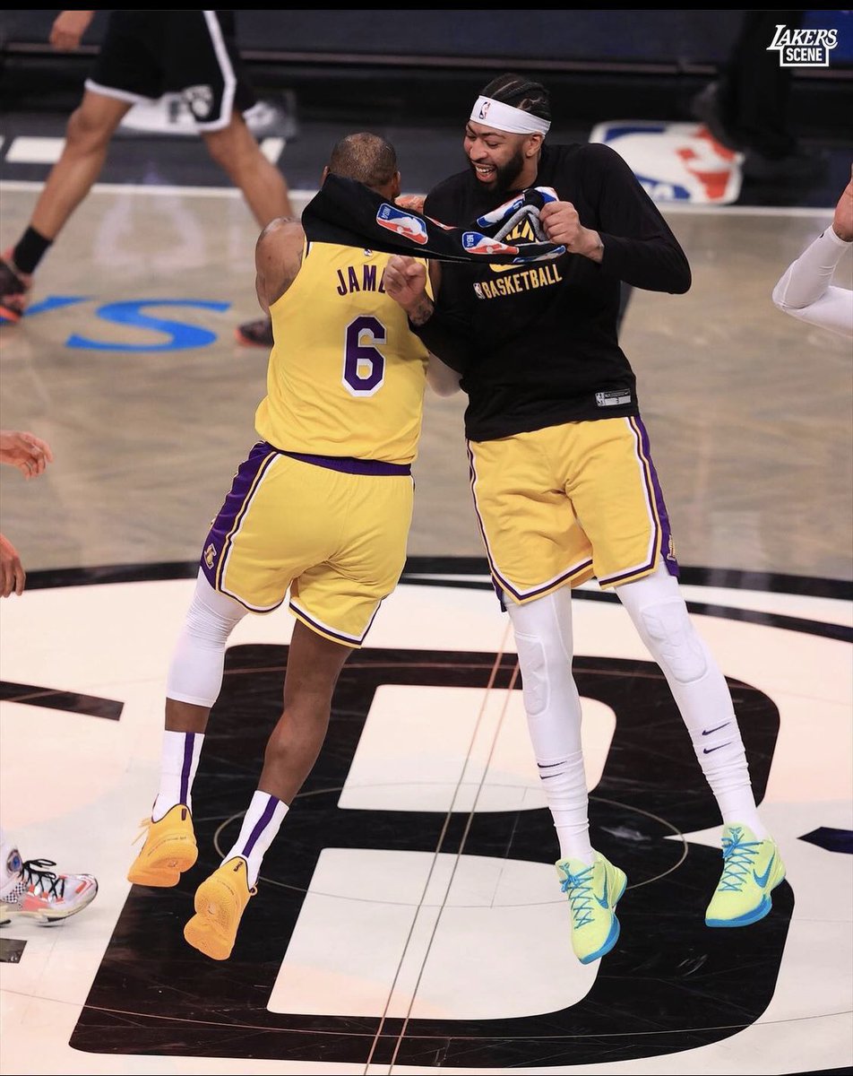 LALakers_AR's tweet photo. هناك اشياء لا تتغير 💜💛

2022                               2018 https://t.co/6UTtiKV9Q7