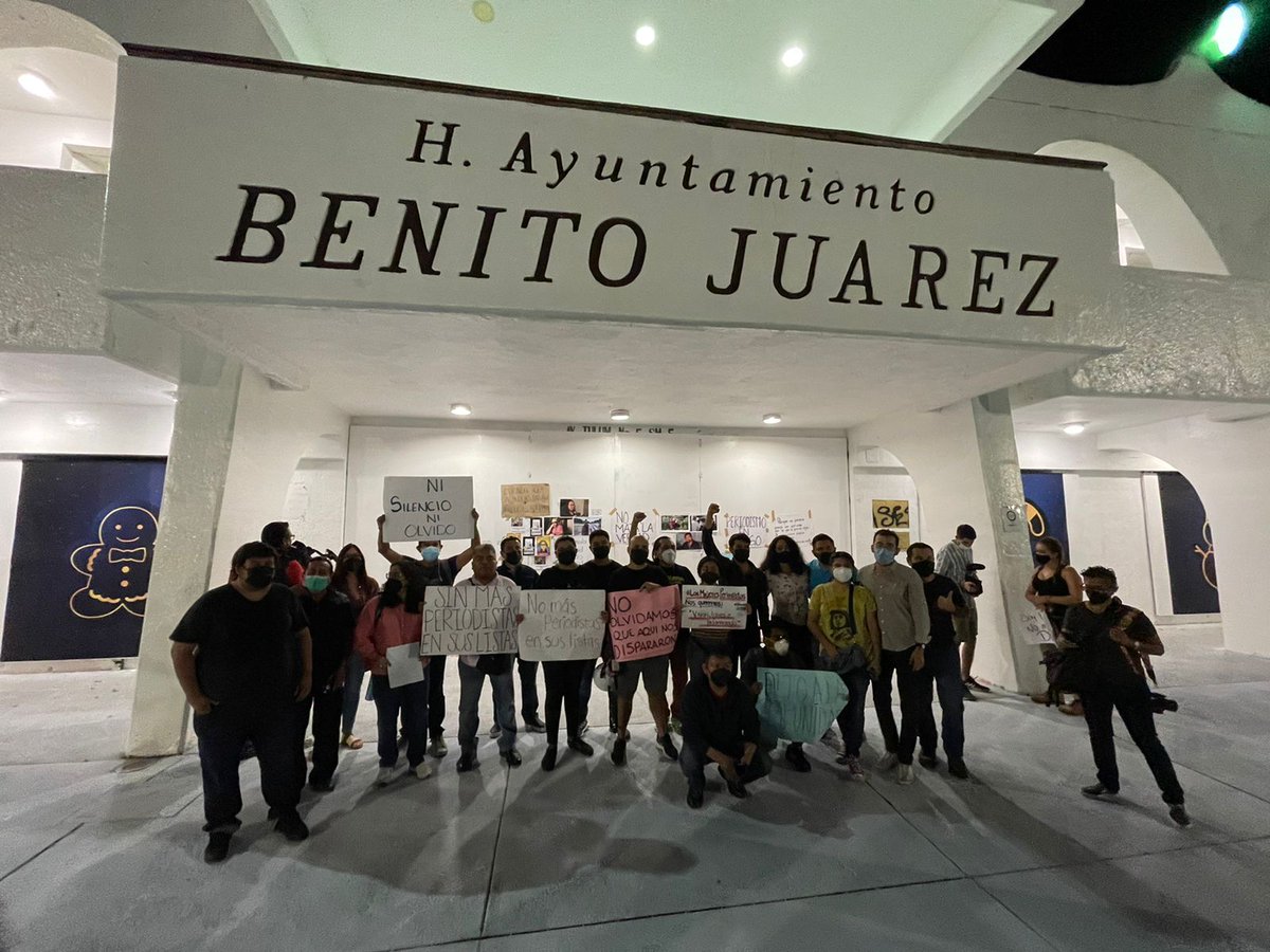 RedPeriodistaQR's tweet photo. Más de 80 periodistas de todo Quintana Roo se sumaron al Movimiento Nacional "Periodismo en Riesgo", para condenar el asesinato de nuestros colegas y exigir respeto a los derechos humanos y laborales.
@lopezobrador_
@CarlosJoaquin

#NoSeMataLaVerdad
#NiSilencioNiOlvido https://t.co/7noV59cbw0