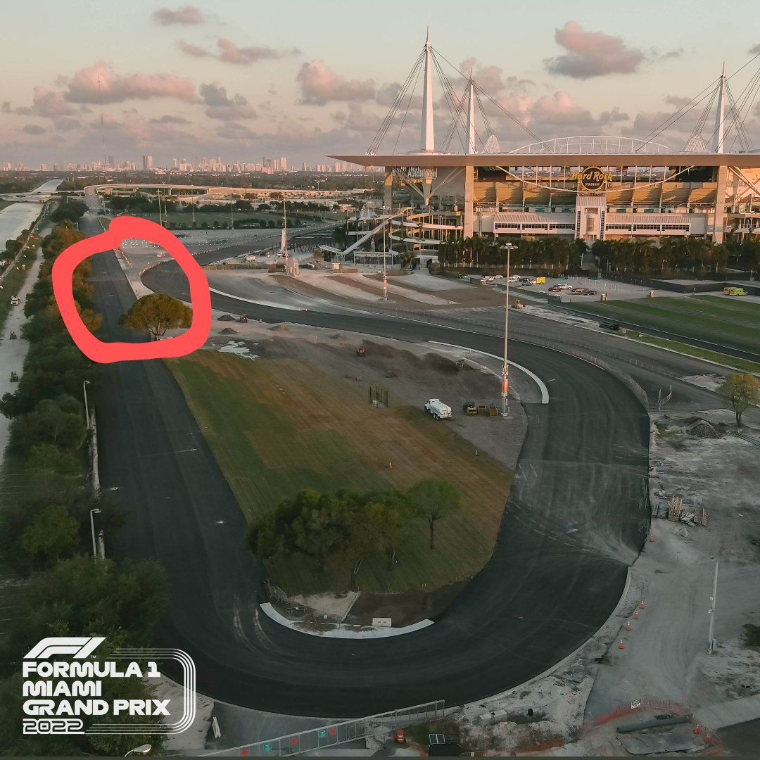 RyUploads's tweet photo. @f1miami @F1 @HardRockStadium Awesome! Just curious what kind of barrier will be at the circled section. It could be a perspective thing, but it looks pretty tight. https://t.co/KT5Z4cHFO7