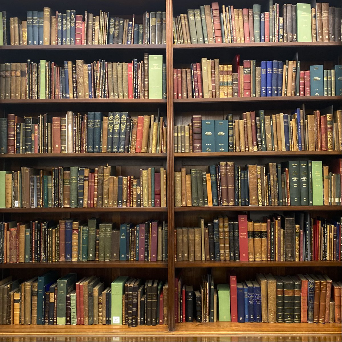 statelibrarynsw's tweet image. Happy #LibraryShelfieDay! 📚❤️ These beautiful bookshelves are located in our Sir William Dixson Research Library.

In 1929, #Sydney businessman Sir William Dixson began donating his extensive Australiana collections to the Library.

Learn more: ow.ly/iUYl50HC7lo