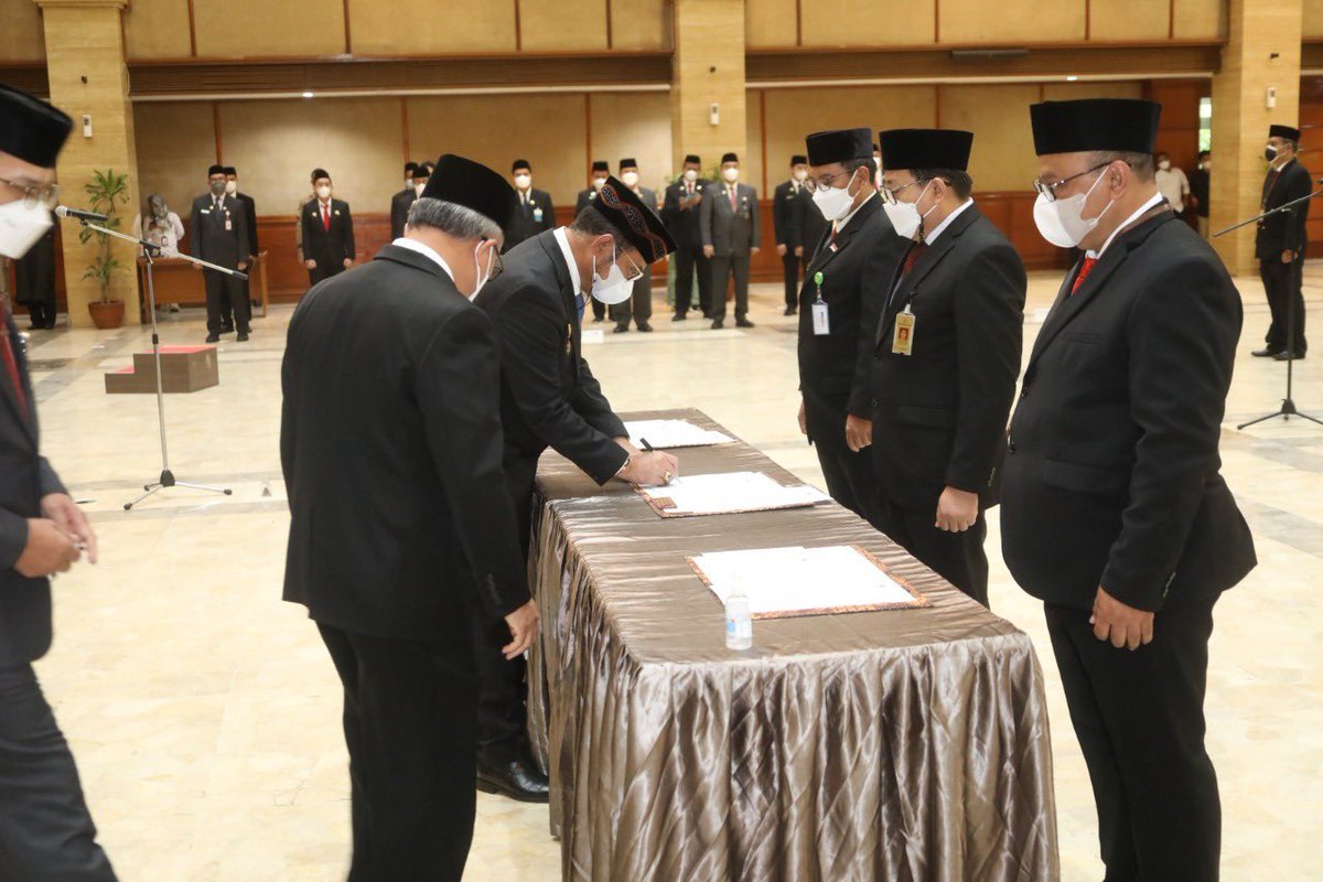 ditjen_pkh's tweet photo. Pada kesempatan ini Mentan juga turut melantik 2 (dua) orang Direktur dari @ditjen_pkh yaitu Direktur Perbibitan dan Produksi Ternak, drh. Agung Suganda, https://t.co/BIGHhwfCBT &amp; Direktur Pengolahan dan Pemasaran Hasil Peternakan, Tri Melasari https://t.co/kUjAPlTtfX 
#DitjenPKH https://t.co/G92U9RMSzg
