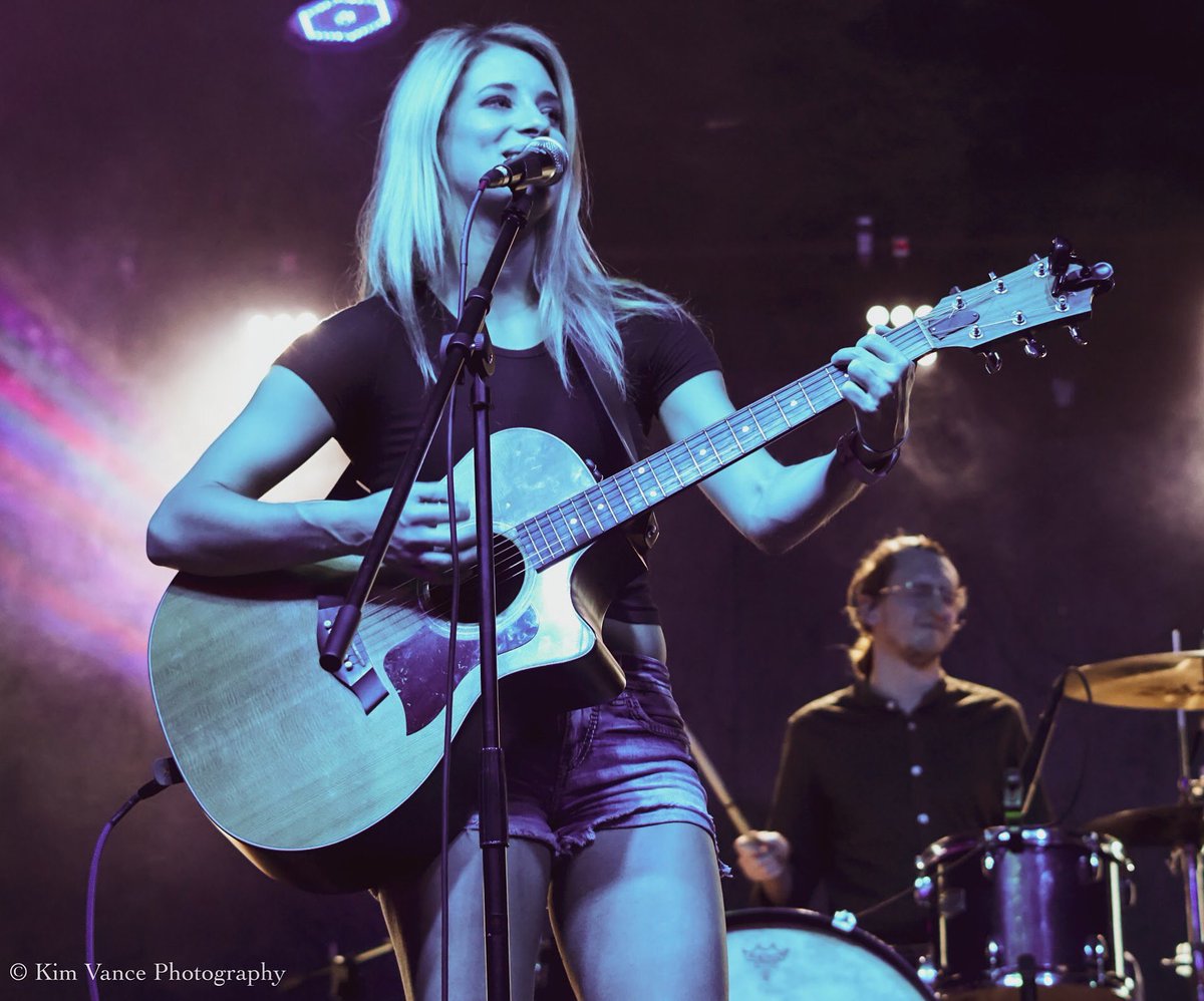 3LauraAshley's tweet photo. Craving a full sunny and 75 degree day, filled with the smell of horses, dipping my toes in the creek, drinking sweet tea and followed by a night of pure country music 🌕🌑🎶🪕🎻🎸
📷 @kimvancephotography
#thatswhatilike #cravingsummer #countrymusic https://t.co/BL4zYr7Hia
