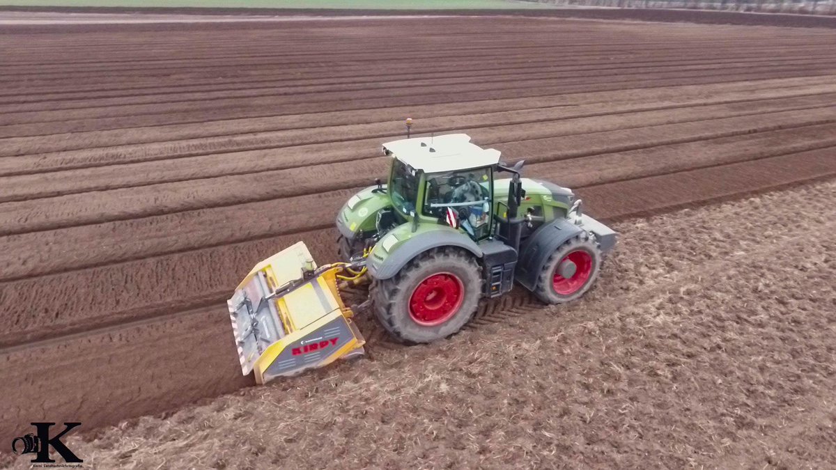 profiMagazin's tweet photo. Abgelichtet ist ein #Fendt 942 mit #Kirpy BSC 300 Steinbrecher beim Möhrenland vorbereiten. https://t.co/0Z67KQKkWA