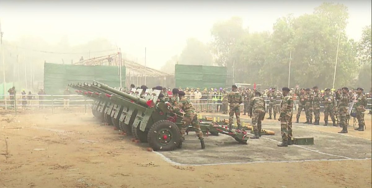 mygovindia's tweet photo. President Ram Nath Kovind leads the nation in celebrating the 73rd #RepublicDay. The 21-Gun Salute was presented by the Ceremonial Battery of 871 Field Regiment. https://t.co/XMpN8T9riF