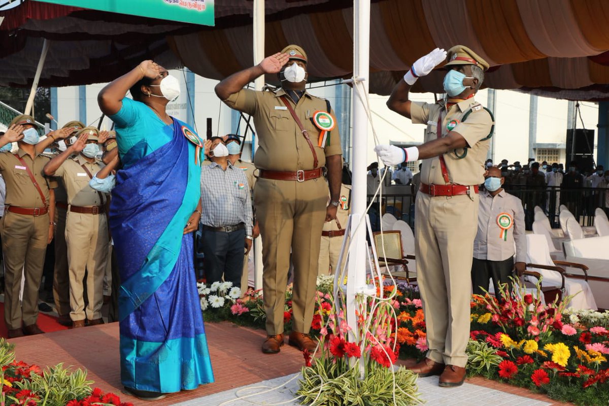 POLICEDPI's tweet photo. இந்திய நாட்டின் 73-வது குடியரசு தின விழா தருமபுரி மாவட்டத்தின் சார்பில் மாவட்ட விளையாட்டு மைதானத்தில் போலீசாரின் அணிவகுப்புடன் நடைபெற்றது. View Content :https://t.co/6CIJHYzntd https://t.co/sA945ygPt5