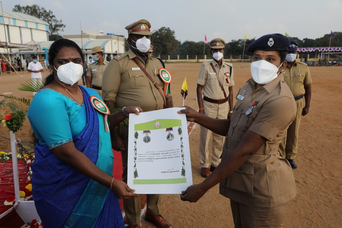 POLICEDPI's tweet photo. இந்திய நாட்டின் 73-வது குடியரசு தின விழா தருமபுரி மாவட்டத்தின் சார்பில் மாவட்ட விளையாட்டு மைதானத்தில் போலீசாரின் அணிவகுப்புடன் நடைபெற்றது. View Content :https://t.co/6CIJHYzntd https://t.co/sA945ygPt5