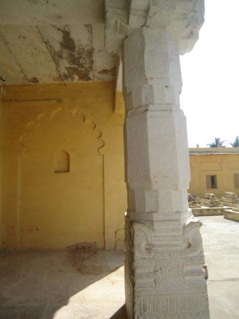 ReclaimTemples's tweet photo. Juma Masjid (Masjid-E-Ala), Srirangapatna is actually an ancient Anjaneya temple which was captured and converted to a Masjid by Tipu Sultan.

The Hindu temple pillars, designs and sacred well offer enough evidence for those who are interested in truth.

#ReclaimTemples #KA155 https://t.co/W3xQ2awo8a