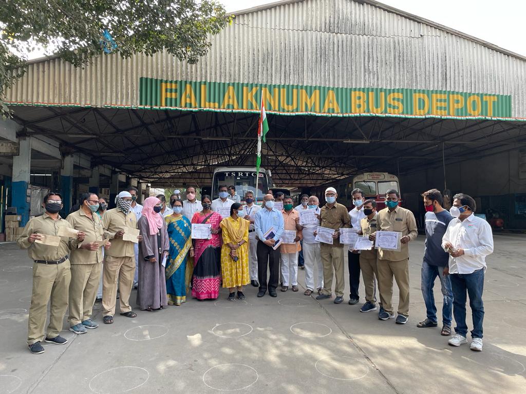 mitr102000's tweet photo. Sir
Celebrated 73rd REPUBLIC DAY at Falknuma depot and  appreciated best employees .
@tsrtcmdoffice @TSRTCHQ @rmhrtsrtc @dvmcrmrtsrtc @DMFMTSRTC https://t.co/NexfAhpiRI
