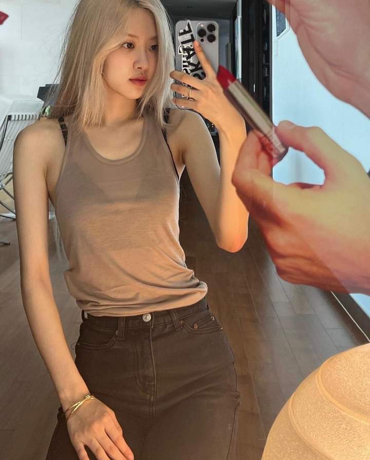 WE LOVE YOU ROSÉ 

#RespectROSÉ #NoToBodyShaming