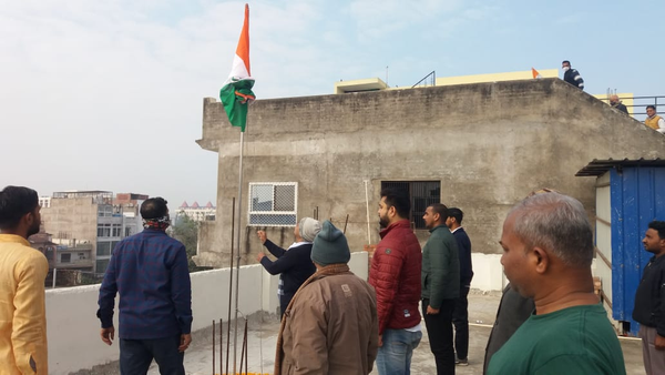 vskkashiprant's tweet photo. काशी में गणतंत्र दिवस के अवसर पर संघ भवन, मधावकुंज लंका (विश्व संवाद केन्द्र काशी) पर राष्ट्रीय स्वयंसेवक संघ, काशी दक्षिण भाग के मा. संघचालक जी द्वारा ध्वजारोहण किया गया| https://t.co/XXlLzoEl12