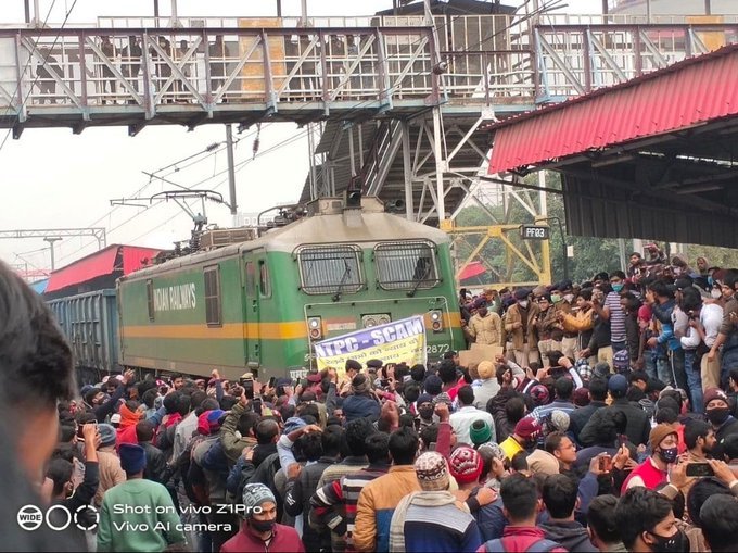 _techpraveen's tweet photo. #RRB_NTPC justice for railway Students..... https://t.co/OntTKggj54
