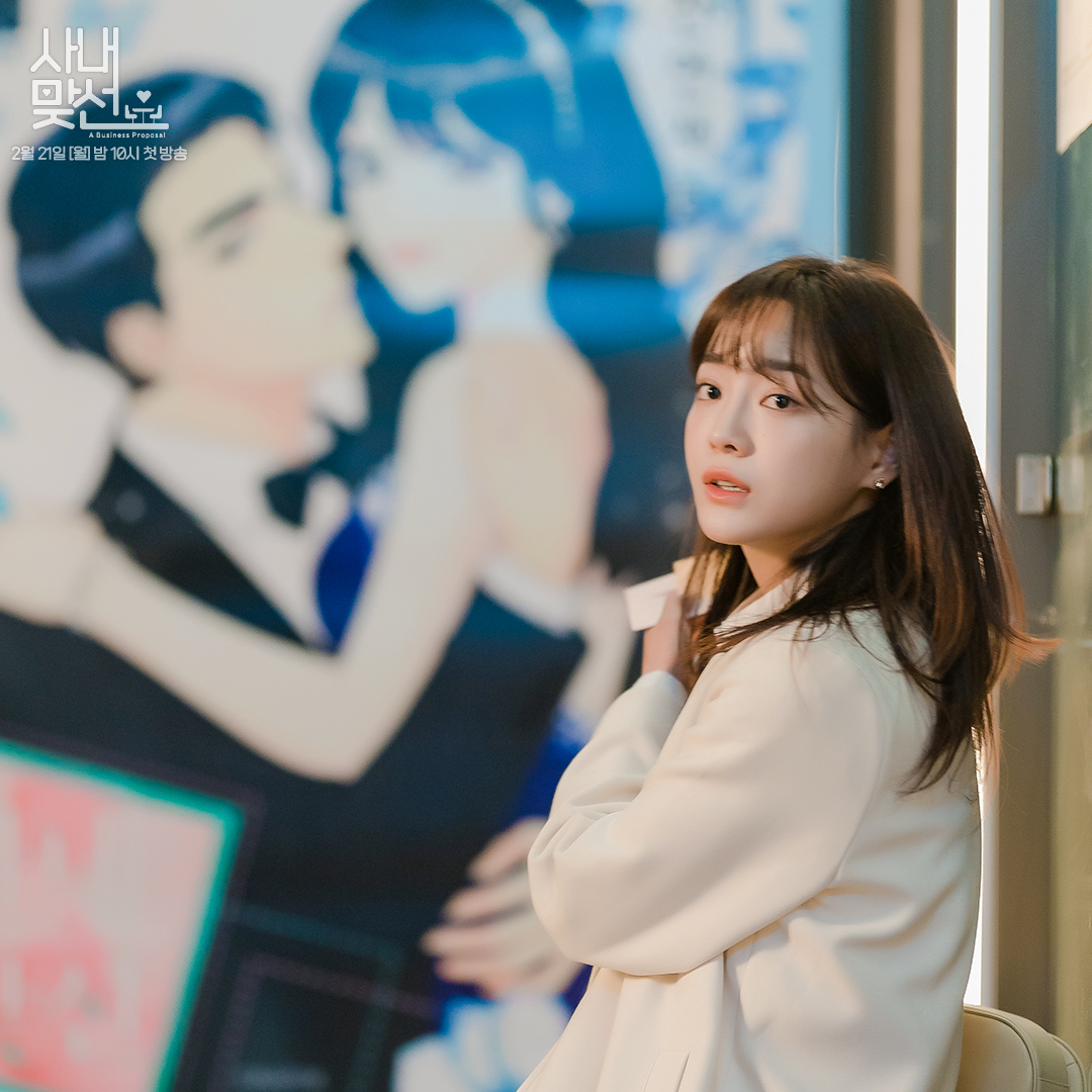 SBSNOW's tweet photo. 그렇게 웃으면서 쳐다보는 거 유죄👨‍⚖️
본캐마저 이렇게 사랑스러우면 어떡해😭‍

SBS 새 월화 드라마 <사내맞선>
☞ 2월 21일 [월] 밤 10시 첫 방송

#SBS새드라마 #SBS드라마 #사내맞선
#퇴사방지오피스로맨스 #businessproposal 
#안효섭 #김세정 #김민규 #설인아 
@0828_kimsejeong https://t.co/0ZthUYKeqH