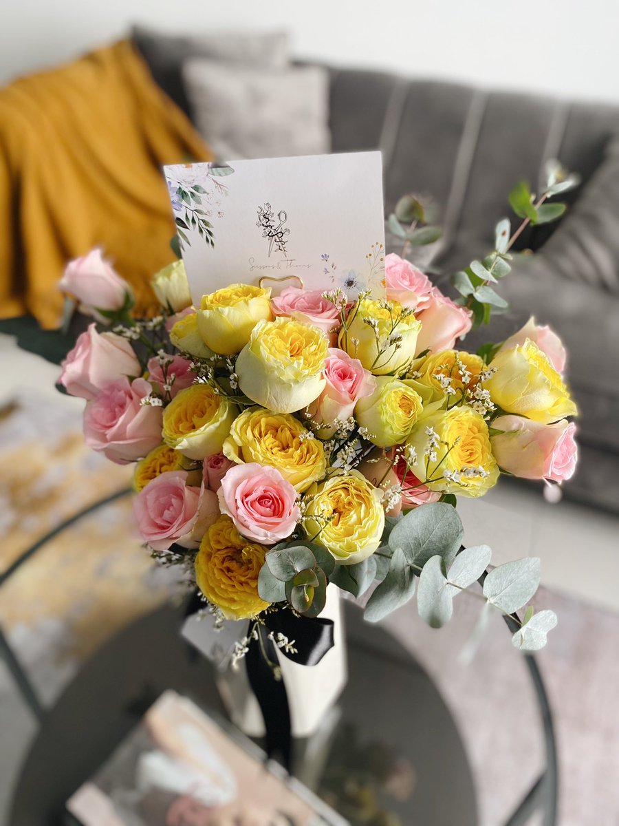 scissorsnthorns's tweet image. A vase of happiness ✨