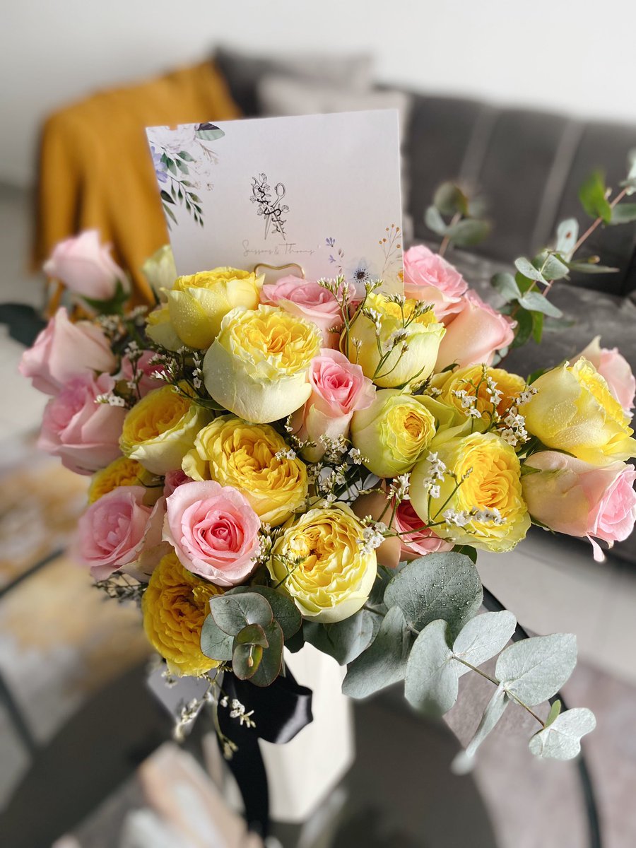 scissorsnthorns's tweet image. A vase of happiness ✨