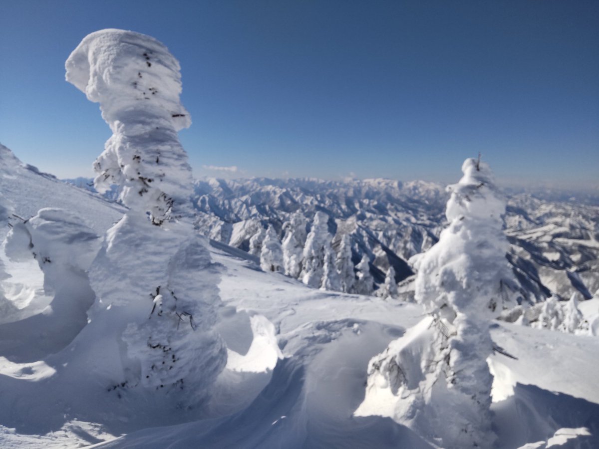 Winter_Monsoon's tweet photo. 【1月26日視察】今日も厳冬期の貴重な晴れ間、ジパングの冬の山岳景観はふつくしいのう…うっとりさせられるのじゃ。プチモンスターの行進が見られたぞい。むむっ、厳冬期に好天続きではまずい。 https://t.co/hXX1nPB7Qp