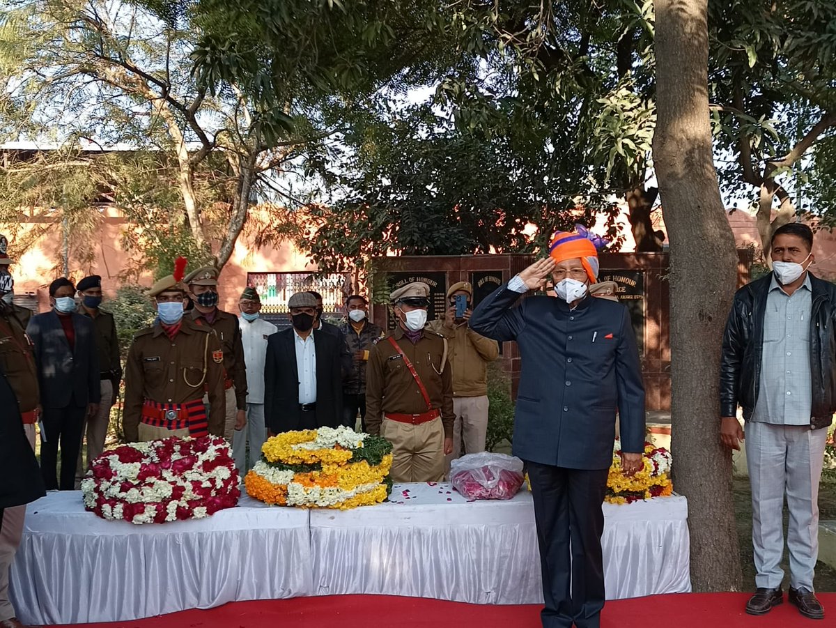 73वें गणतंत्र दिवस की आप सभी को हार्दिक शुभकामनाएं।
आज हमें लोकतांत्रिक परंपराओं को मजबूती देने की आवश्यकता है। देश का हर नागरिक संगठित और जागरूक होगा तभी हम पूर्व प्रधानमंत्री स्वर्गीय श्री राजीव गांधी जी के 21वीं सदी के भारत की कल्पना को साकार कर पाएंगे।