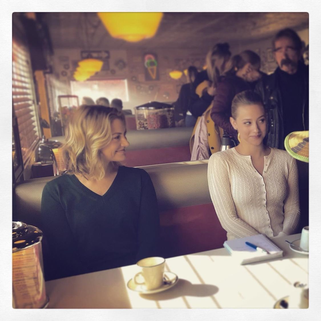 ReinhartBrazil's tweet photo. Lili Reinhart nos Bastidores de Riverdale via Instagram Feed de Madchen Amick https://t.co/LA6BrAJh12