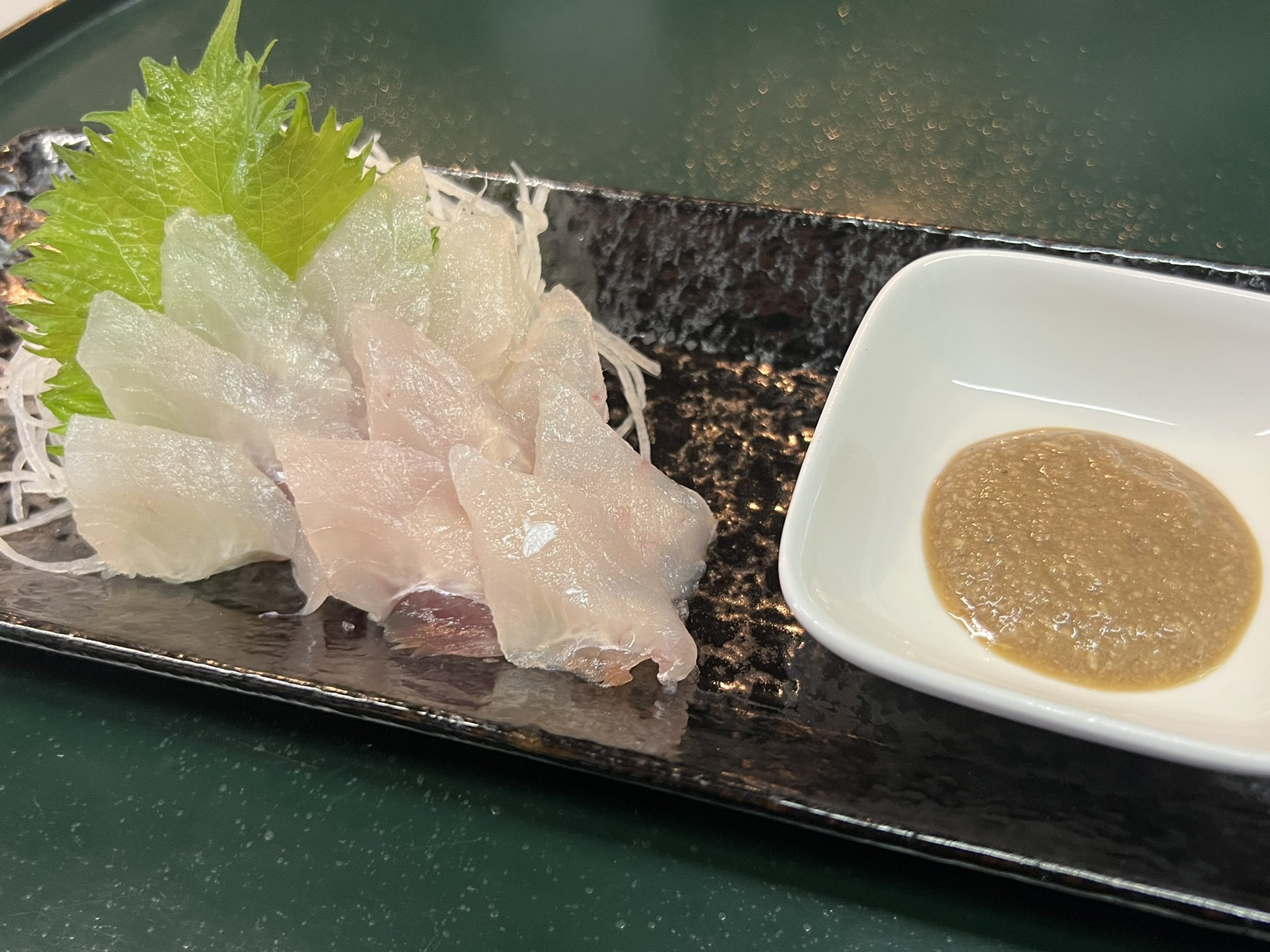 うまい門横丁 本日のイチオシ カワハギの刺身 ウマヅラハギ ５００ 肝醤油付き 数に限りがありますので お早めに お越し下さい 明日から まん延防止等重点措置の適用により 当店も時短営業 00まで 致します 宜しくお願い致します