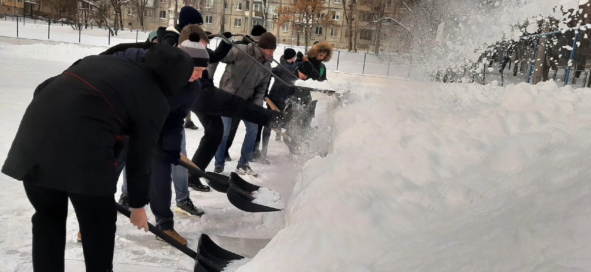 Ох и снежная выдалась прошлая неделька🌨
Обучающиеся школы отправились чистить каток. Теперь вы можете ярко, весело, а самое главное полезно проводить выходные в шаговой доступности на прекрасном ледовом катке. 
Необходимо соблюдать меры безопасности!