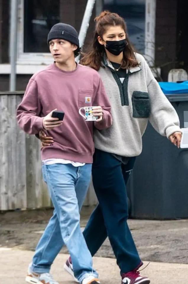 มือไม่ว่างไม่เป็นไร เดี๋ยวเซนโอบเอวแทนได้
น้องทอมดูตัวเล็กตะมุตะมิเกินไปแล้ว😍 #TomHolland #tomdaya #Zendaya