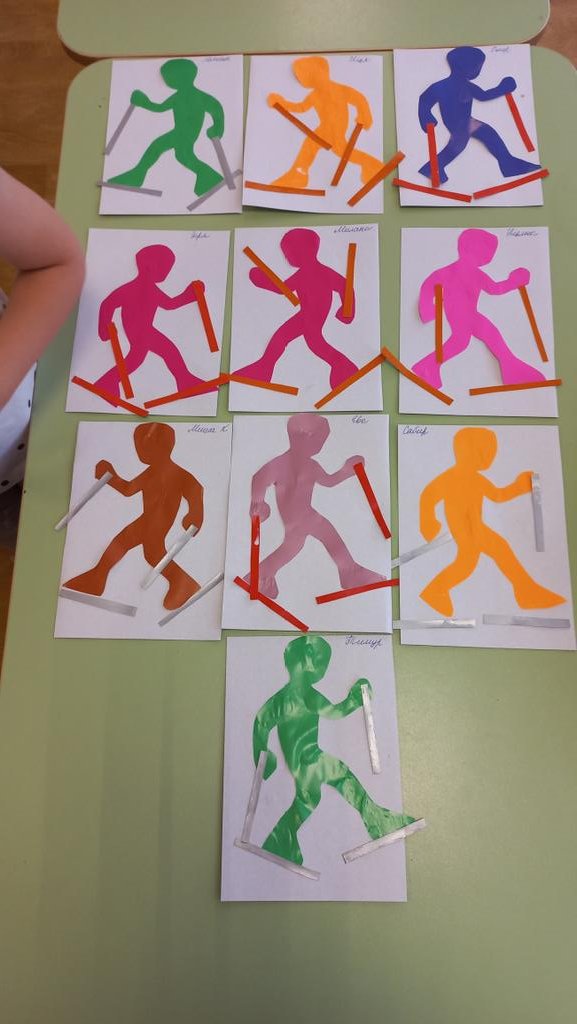 Кто по снегу 
Быстро мчится,
Провалиться 
Не боится? 
Поговорили о зимних видах спорта, о важности физической активности для здоровья и сделали аппликацию "Лыжник".