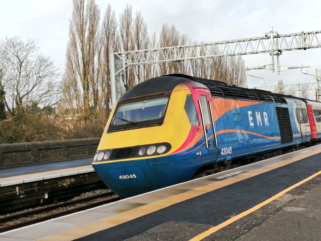 Bennybizzle1's tweet photo. Jan 26th 2020 wasn't all bad though you could still hear the VP185 noise. 43045 doing the honours here, rolling into Kettering platform 3. I can almost hear the idle of the engines and the hissing of the mk3s air suspension as it glides by...
#HSTonMML #VP185 https://t.co/TQYznGoaSW