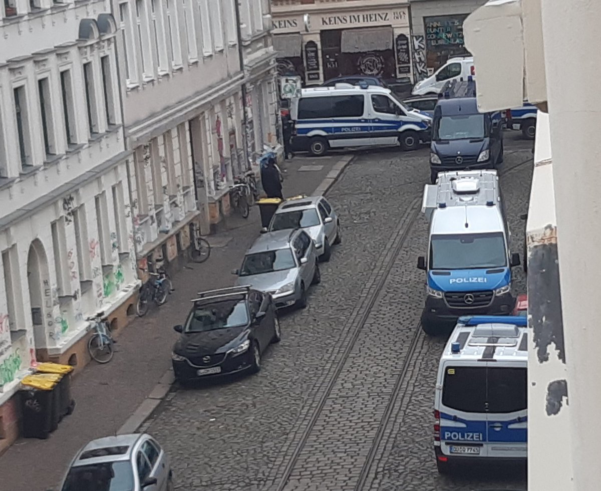 Starke Polizeipräsenz in Similde, Connewitz. Passant*innen werden kontrolliert. #le2601