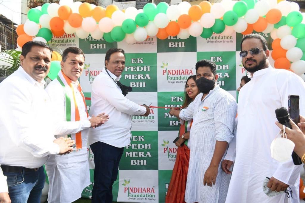 pindharaf's tweet photo. Today "एक पेड मेरा भी" an initiative launched by the hands hands of BandraWest MLA Shri. @ShelarAshish ji in presence of #PindharaFoundation's President @IPindhara followed with our office inauguration at Danda,Khar West &amp; distributed Mask,Sanitizers to lovely kids! #RepublicDay https://t.co/giGbMud9tt