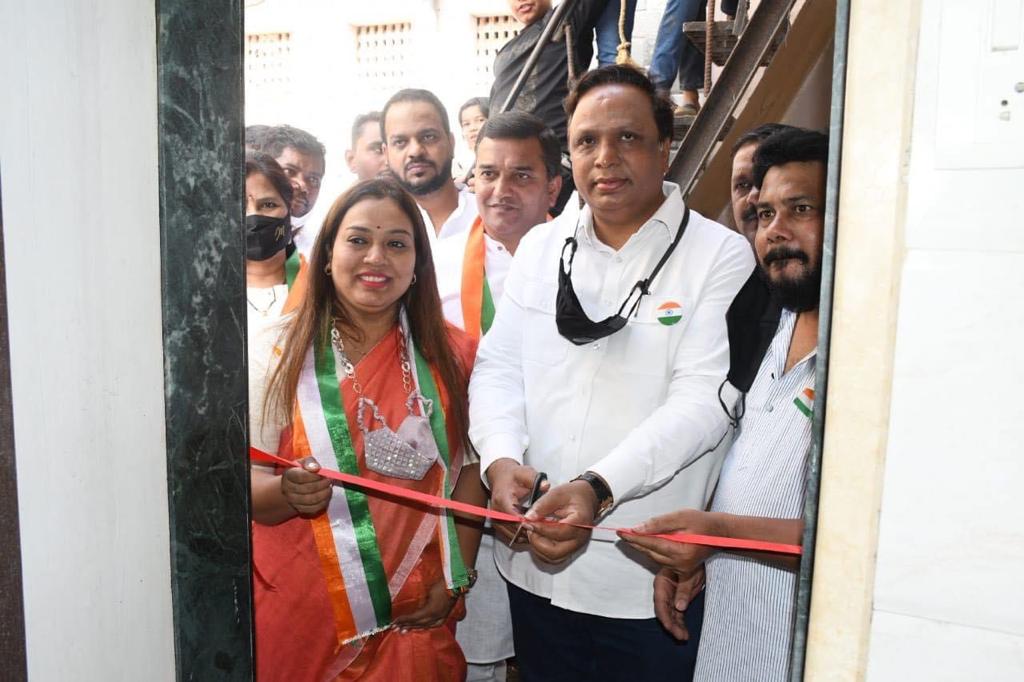 pindharaf's tweet photo. Today "एक पेड मेरा भी" an initiative launched by the hands hands of BandraWest MLA Shri. @ShelarAshish ji in presence of #PindharaFoundation's President @IPindhara followed with our office inauguration at Danda,Khar West &amp; distributed Mask,Sanitizers to lovely kids! #RepublicDay https://t.co/giGbMud9tt
