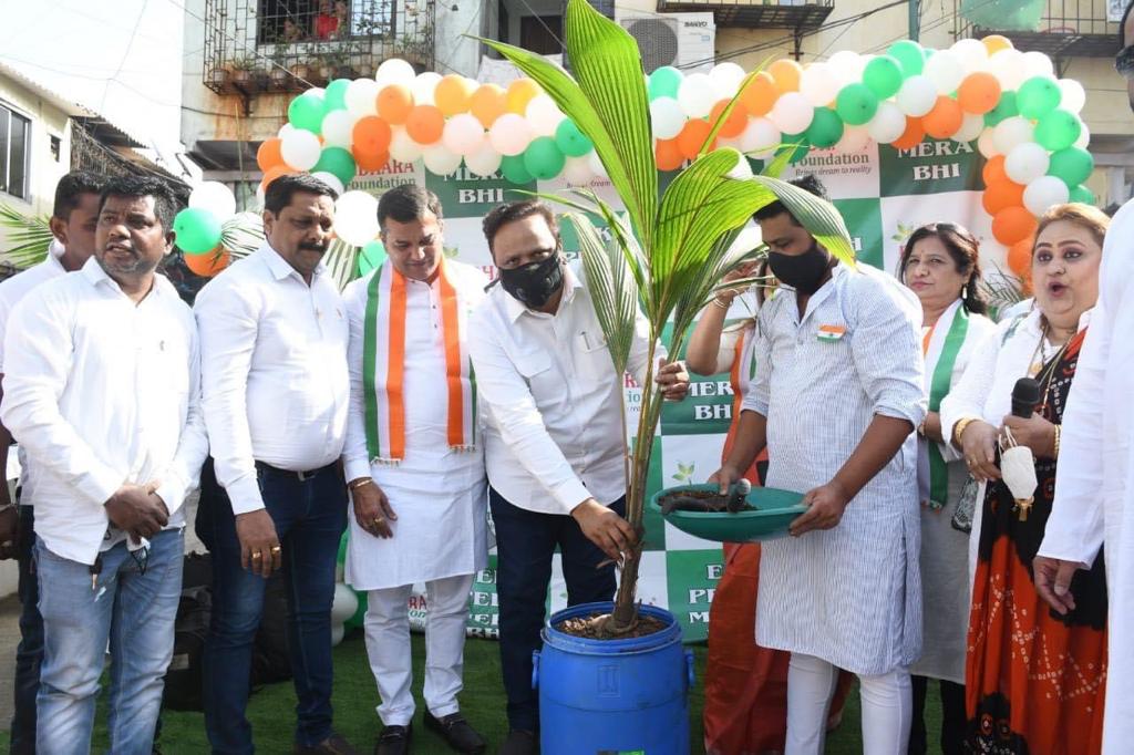 pindharaf's tweet photo. Today "एक पेड मेरा भी" an initiative launched by the hands hands of BandraWest MLA Shri. @ShelarAshish ji in presence of #PindharaFoundation's President @IPindhara followed with our office inauguration at Danda,Khar West &amp; distributed Mask,Sanitizers to lovely kids! #RepublicDay https://t.co/giGbMud9tt