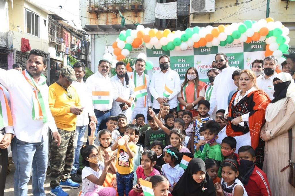 pindharaf's tweet photo. Today "एक पेड मेरा भी" an initiative launched by the hands hands of BandraWest MLA Shri. @ShelarAshish ji in presence of #PindharaFoundation's President @IPindhara followed with our office inauguration at Danda,Khar West &amp; distributed Mask,Sanitizers to lovely kids! #RepublicDay https://t.co/giGbMud9tt