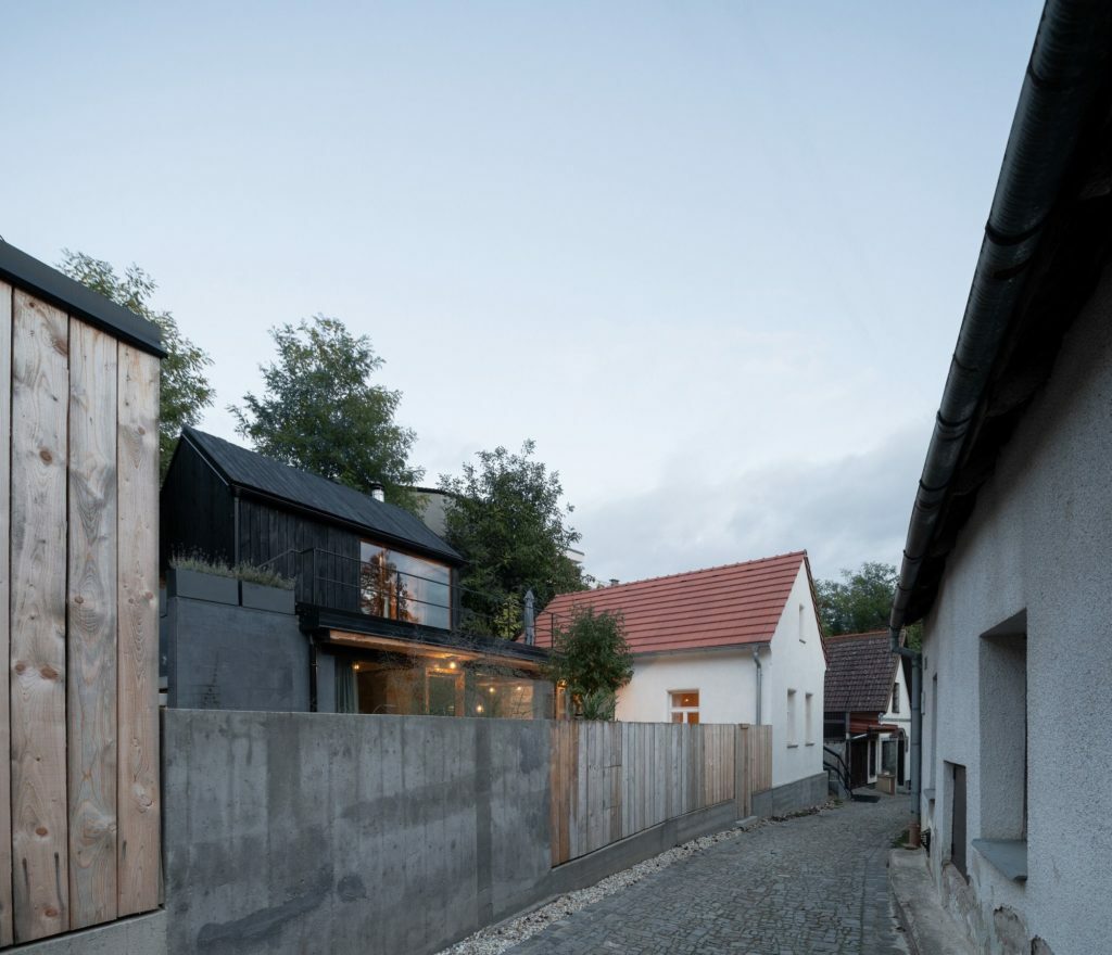 raiarchzzines's tweet photo. #SENAA architekti https://t.co/NMPEWvcwFz | posted by afasia | daily entries on contemporary art and architecture #

Weekend House . Bukovany SENAA architekti . photos: © Alex Shoots Buildings The house lies in a pleasant wine cellar lane with limited access for construction eq… https://t.co/1rg0JMXI4F