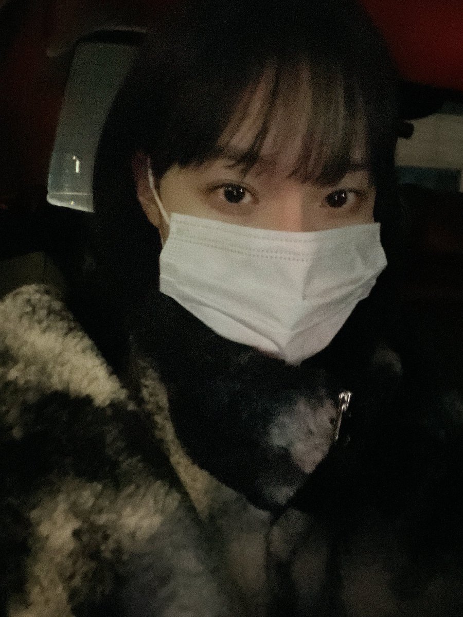 aespasbbl's tweet photo. [220126] 1:30PM KST: ⭐️ 

- +📸
- mask! 
- +📸
- aespa jjang 🤍🤔 https://t.co/64NquxDWze