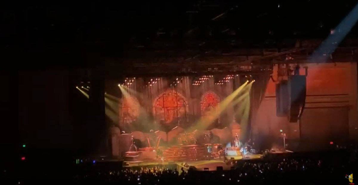 YOU CAN SEE THE BLUE CAPE ON WHAT LOOKS LIKE GREMLIN FIRE

ALSO NEW STAGE LAYOUT FOR THE FIRST TIME IN 12 YEARS https://t.co/9LD8Qhetgm