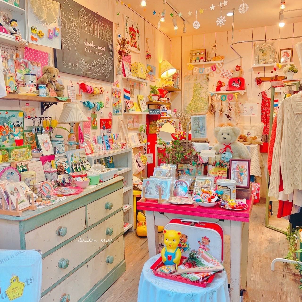 鎌倉小さな雑貨屋 Doudou Mooi Doudou Mooi 元気にopenしてます 午後になって お日様が出てきた鎌倉です お近くにお越しの際は お気軽にお立ち寄り下さい お待ちしております 鎌倉 小町通り 路地 アンティークショップ 雑貨屋