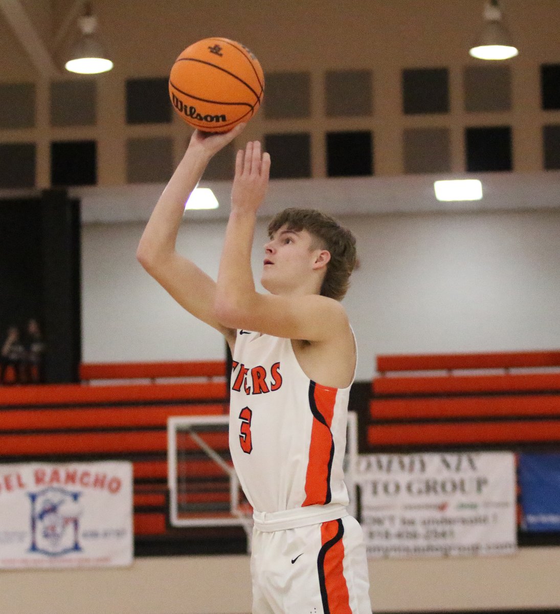 ByronBeers's tweet image. .@TigerTahlequah defeated Coweta, 50-33, Tuesday behind a career-high 16 pts from Donovan Smith. Cale Matlock added 10 pts. The Tigers moved to 11-5 overall and 5-3 in the Metro Lakes Conference. tahlequahdailypress.com/sports/big-win… #okpreps