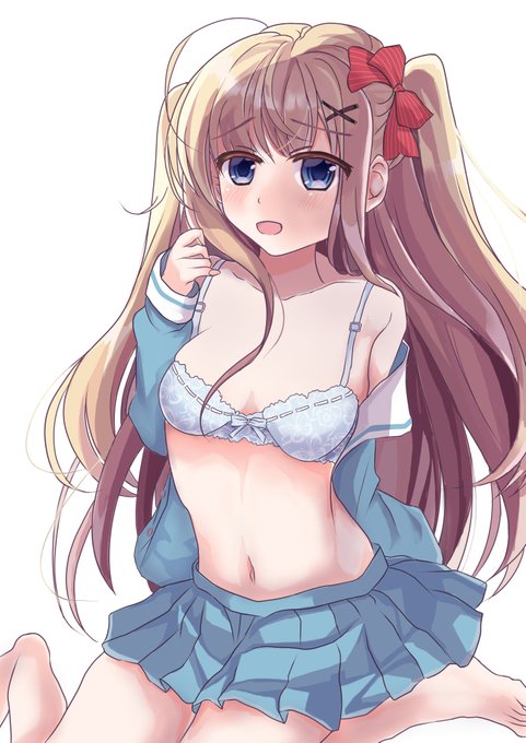 ブラの制服の子を塗っていました。続きは後日やります。 