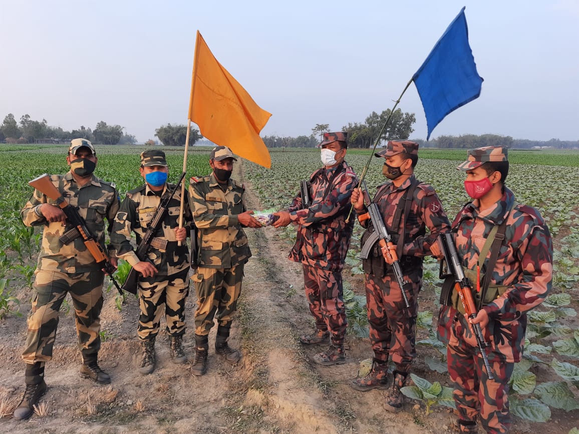 BSF_Guwahati's tweet photo. On 73rd #RepublicDay, Seema Praharis under @BSF_Guwahati Ftr exchanged greetings &amp; sweets with  Border Guard Bangladesh (BGB) on Indo_ Bangladesh international Border. 

#LongLiveFriendship
@BSF_India 
@PIB_Guwahati https://t.co/UpYyKBuXel