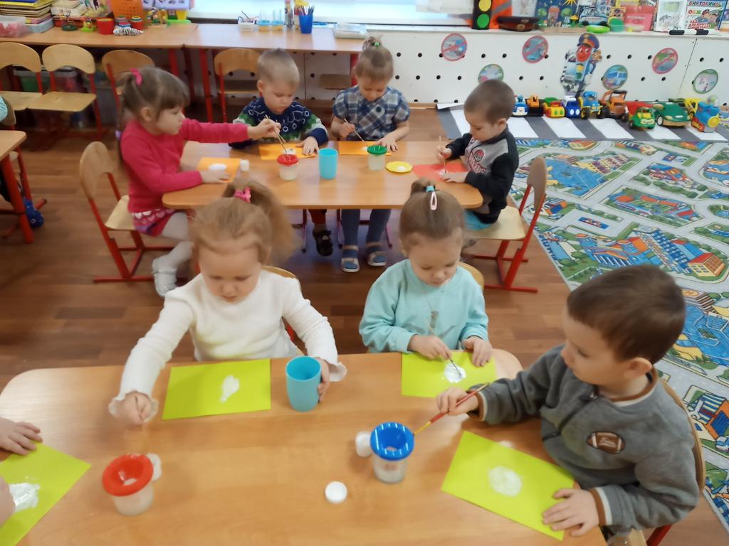 Тематическая неделя ,,Мир спорта".Дети второй мл.группы ,, Хризантемы"познакомились с профессией футболист и нарисовали футбольные мячи.