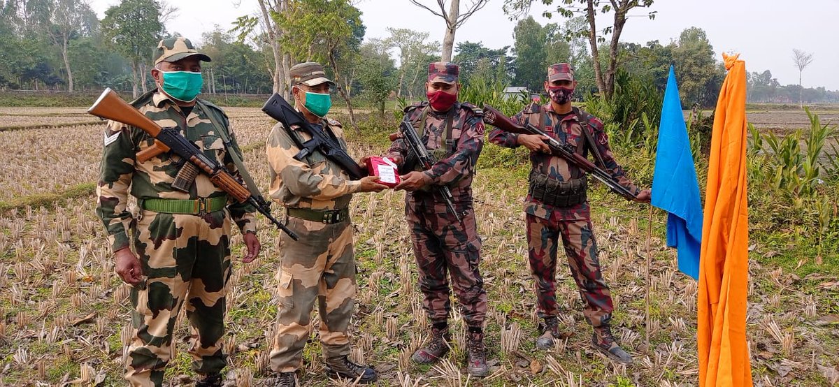 BSF_Guwahati's tweet photo. 73वें #गणतंत्रदिवस  के सुअवसर पर, @BSF_Guwahati Ftr के  अंतर्निहित वाहिनियों के सीमा प्रहरियो ने भारत_बांग्लादेश सीमा पर बॉर्डर गार्ड बांग्लादेश (BGB) के साथ मिठाइयों एवं शुभकामनाओ का आदान-प्रदान किया।

#LongLiveFriendship
@BSF_India https://t.co/XigjR2nyHz