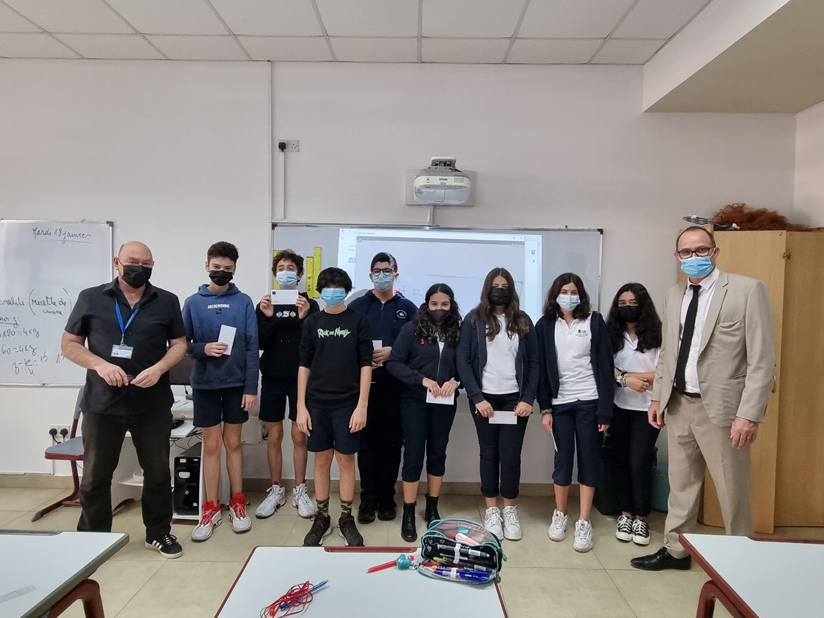 Nos élèves des options Arts Plastiques, Musique et Théâtre ont remporté le 2ème prix pour leur réalisation commune du concours "Express your love for the UAE". En récompense, ils ont reçu chacun un bon d'achat de chez Kinokuniya.
<a href="/KHDA/">KHDA | هيئة المعرفة والتنمية البشرية بدبي</a> <a href="/mlfmonde/">Réseau mlfmonde</a> <a href="/aefeinfo/">AEFE</a>