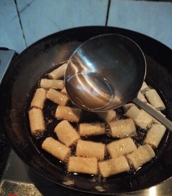 LiangWen9's tweet photo. The fried ring bell occupies in the history of New Year's Eve dinner menu for really long. 炸响铃Fried ring bell #DakaChina #SayTastyZhejiang https://t.co/N1a1CoMxhq