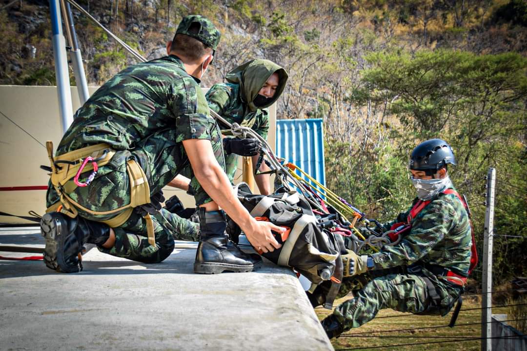 SMART_RTA's tweet photo. กองพันเสนารักษ์ที่ 1  จัดชุดปฏิบัติการพิเศษทางการแพทย์ Special Medical Operation Team (SMOT)  เพื่อให้ความรู้ การเคลื่อนย้ายผู้ป่วยเจ็บลงทางดิ่งและลำเลียงผู้ป่วยเจ็บข้ามลำน้ำ ในหลักสูตรนายสิบพยาบาล ชป.รพศ. รุ่นปี 11

#SMARTSoldiersStrongArmy
#SMOT
#SF
#กองทัพบก https://t.co/Tsy0Ks0mQk
