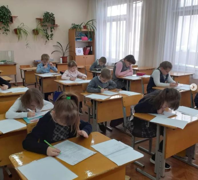 school4nsk's tweet photo. Приветствуем участников муниципального этапа Всероссийской олимпиады "Наше наследие". 
Это учащиеся из 1-ых классов. Под руководством Светланы Вениаминовны Губаревой первоклассники отвечали на различные вопросы.
Молодцы, ребята! Ждём хороших результатов!
@pu_monso
@samminobr https://t.co/m6DNXJw0Mx