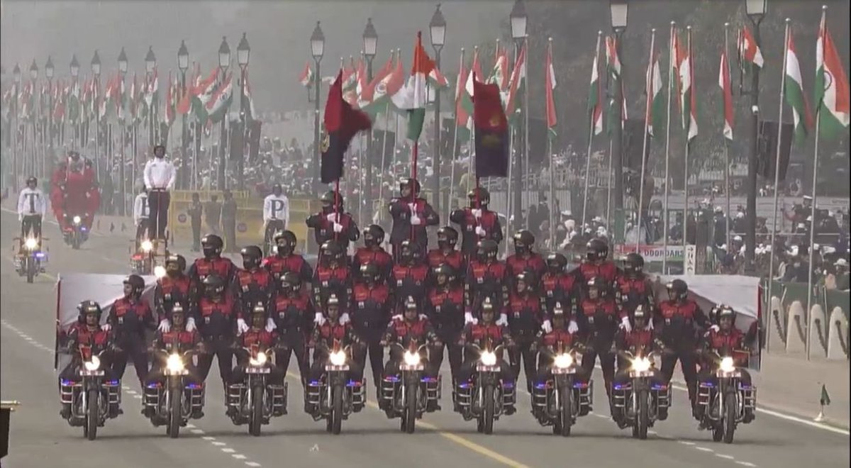 mygovindia's tweet photo. The most awaited Pyramid formation by 33 BSF women officers striking an amazing balance! #RepublicDay https://t.co/HokSGgI34a