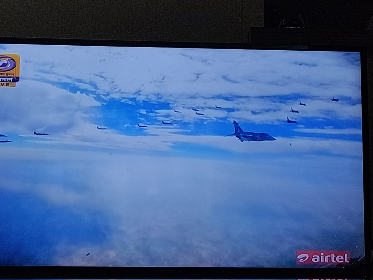 TriptArora04's tweet photo. @DDNational What a splendid idea to give us viewers these images. Just fantastic!!!  #RepublicDay #RepublicDayParade https://t.co/m4HfEY9Kw3