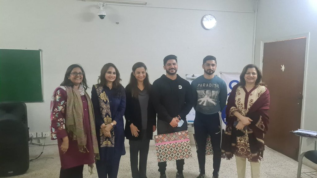 MohammadShah107's tweet photo. @AhmedAliShah3  and I had the pleasure of addressing and educating young doctors about the benefits of strength training in curbing the symptoms of Polycystic Ovary Syndrome specially in relation to fertility and obesity.Thankyou jinnah university. #PCOS #fitness @DYNAMIKTRAING https://t.co/L1zH2d6aXv
