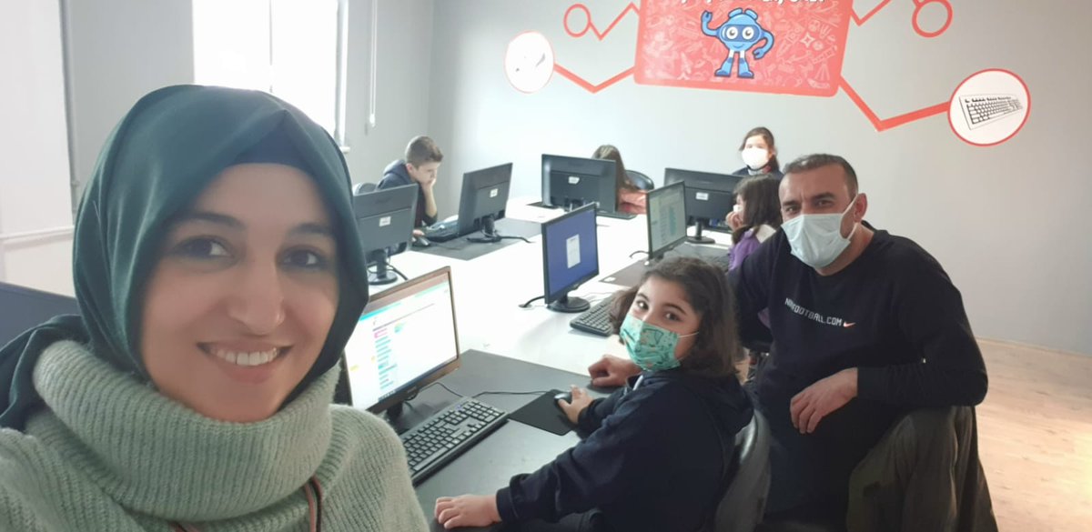 YapTavsanl's tweet photo. #YENEP Akademi eğitimlerinde gönüllü öğretmenlerimiz, öğrencilerimizle birlikte yazılım üretimi ve 3D modelleme konularında çalışıyorlar. Öğretmenlerimizin fedakarlıkları da öğrencilerimizin heyecanı da görülmeye değer. @VELIOGUZ ,@ZaferKATR33, @BasyigitHasann, @salimkaraboga, https://t.co/phNIw3gsiE