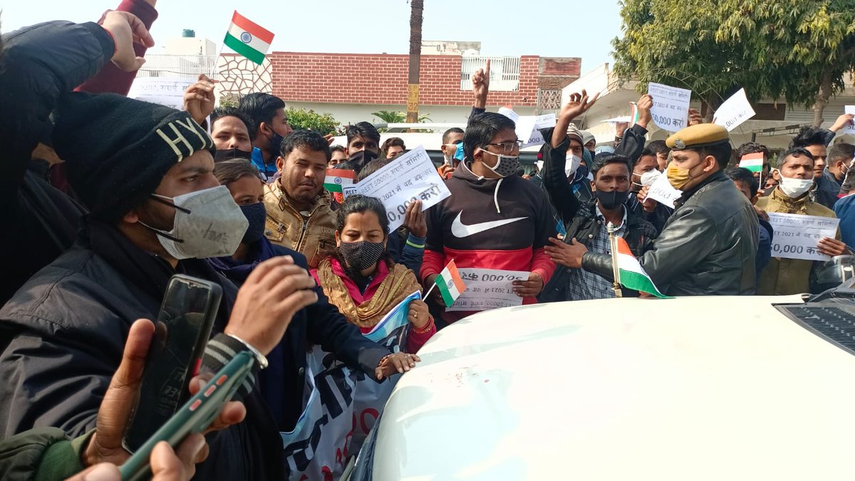 zeerajasthan_'s tweet photo. #Bharatpur: रीट के पदों को बढ़ाने को लेकर रीट अभ्यर्थियों ने कैबिनेट मंत्री विश्वेंद्र सिंह की गाड़ी रोक किया प्रदर्शन, मंत्री विश्वेंद्र सिंह ने अभ्यार्थियों से की बात और ज्ञापन लेकर कहा मेरे संज्ञान में है मामला, एक कार्यक्रम में शामिल होकर लौट रहे थे मंत्री सिंह
@devendra_zee https://t.co/4Pukj8xin9